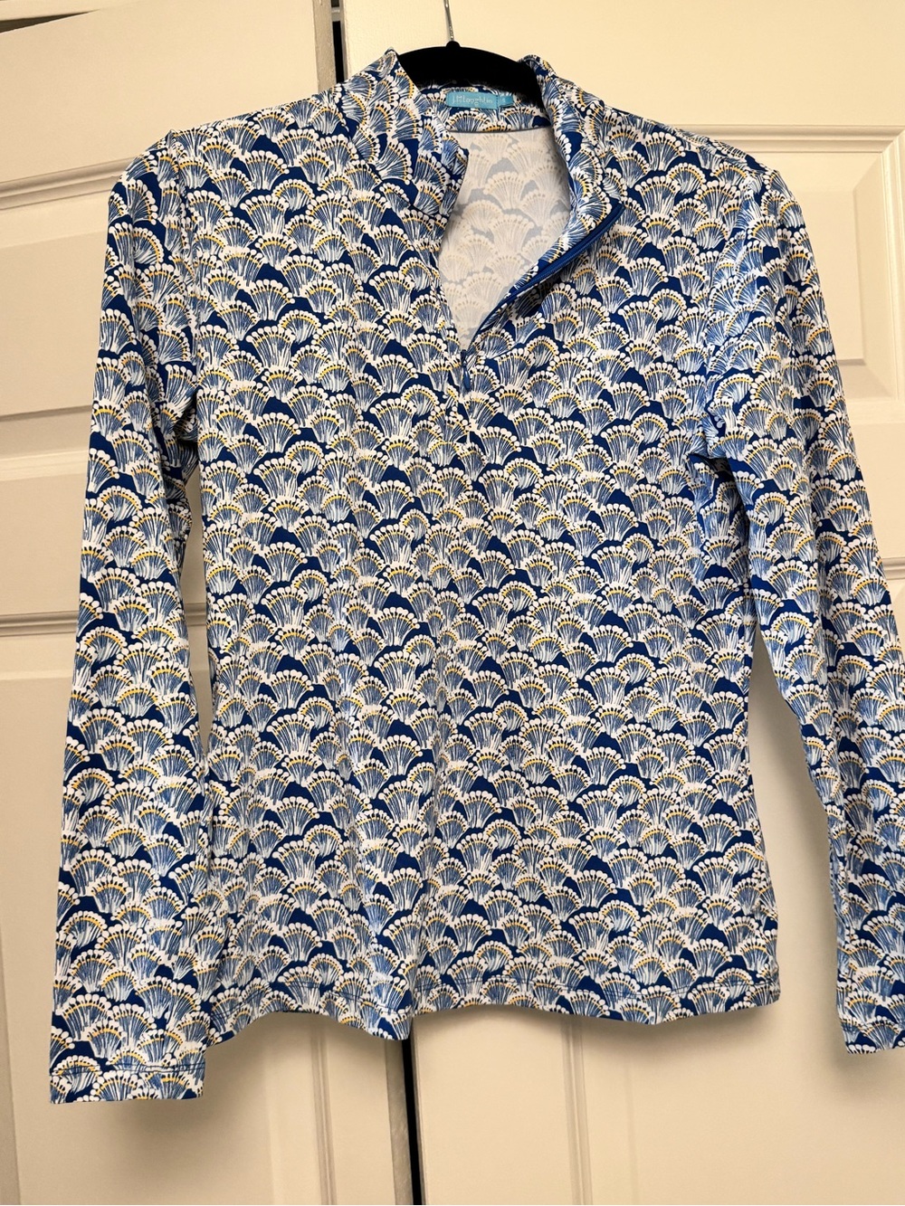 J. McLaughlin Women's Blue and White Scallop-Print Long Sleeve Top
